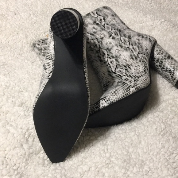 Fashion nova snakeskin booties - Picture 3 of 5